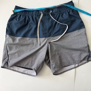 Men’s Vuori Blue and Gray Striped lined Shorts size medium
